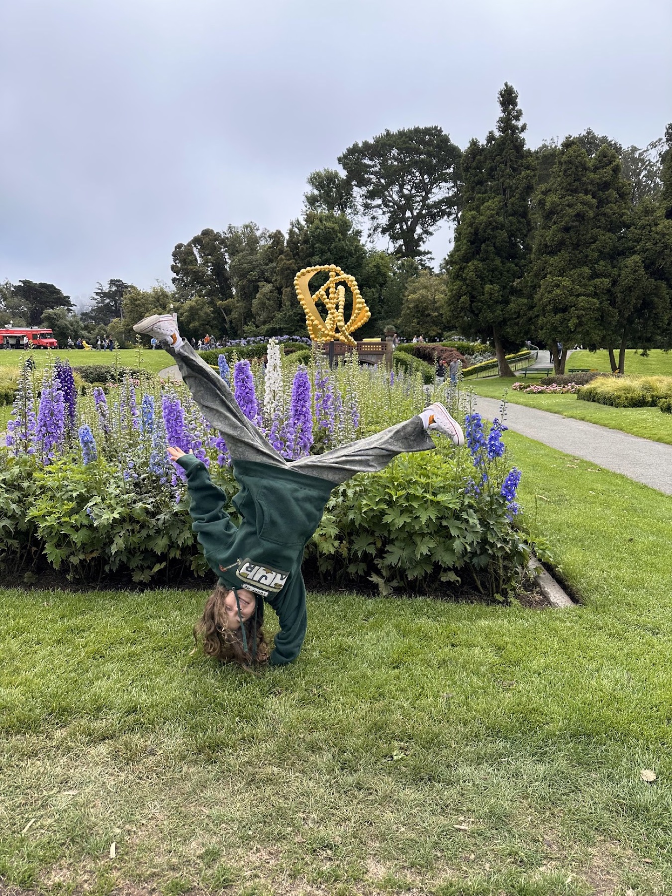 A playful inverted breaking freeze in a garden